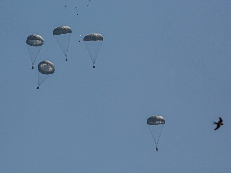 Ізраїль відновив скидання гумдопомоги у Газі