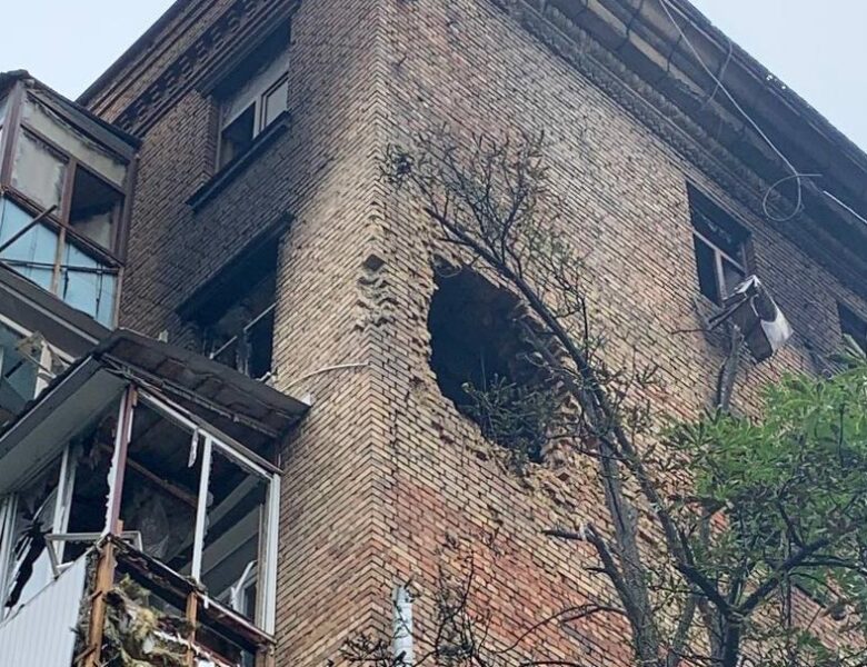 Київ після атаки: у стіні будинку величезна діра
