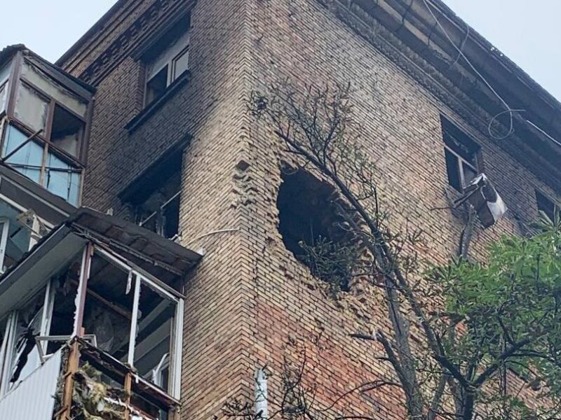 Київ після атаки: у стіні будинку величезна діра