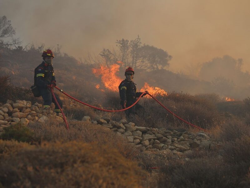 Масштабна лісова пожежа у Греції змусила евакуювати кілька сіл