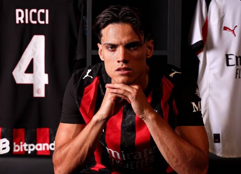 Мілан офіційно оголосив про підписання італійського півзахисника