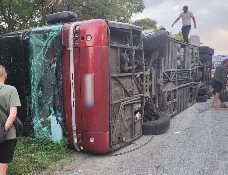 На Дніпропетровщині перекинувся автобус: є жертва