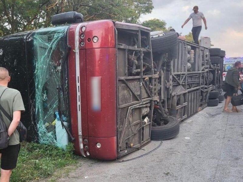 На Дніпропетровщині перекинувся автобус: є жертва