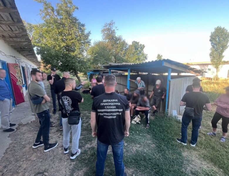 На Дніпропетровщині затримали банду, яка тримала у рабстві 16 осіб