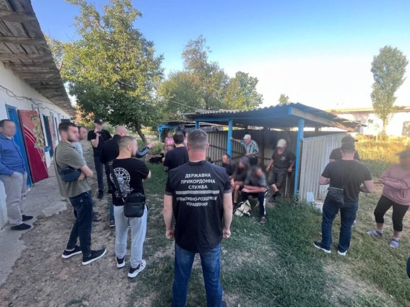На Дніпропетровщині затримали банду, яка тримала у рабстві 16 осіб