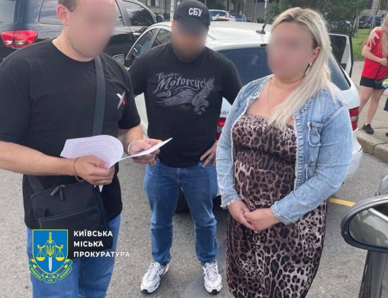 На хабарі викрили посадовицю КМДА та директора столичного ринку