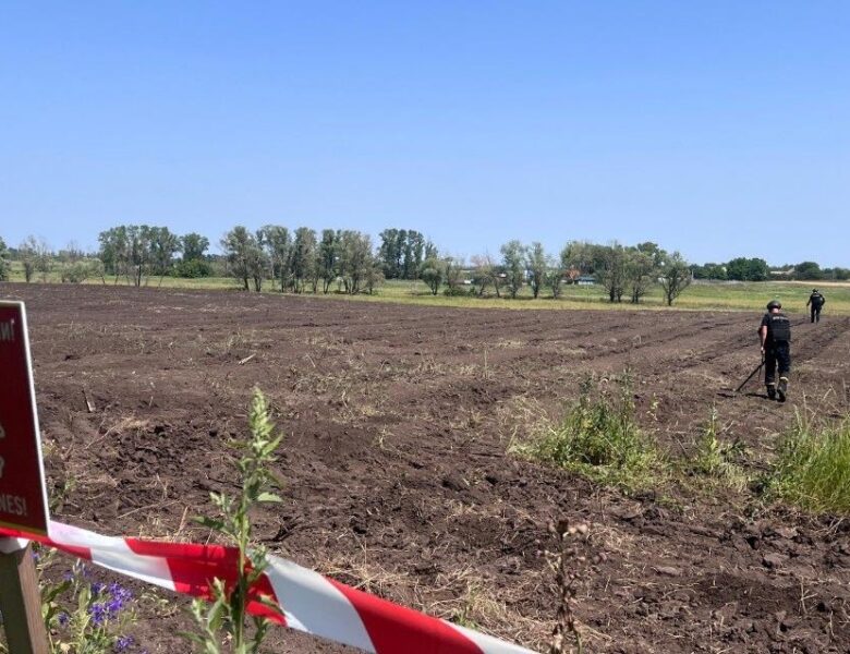 На Херсонщині росіяни скинули вибухівку на комбайн, є постраждалий – ОВА