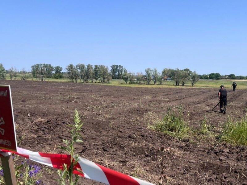 На Херсонщині росіяни скинули вибухівку на комбайн, є постраждалий – ОВА