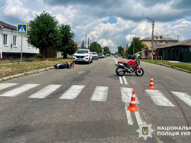 На Київщині бабця-пілот мопеду збила мотоцикліста