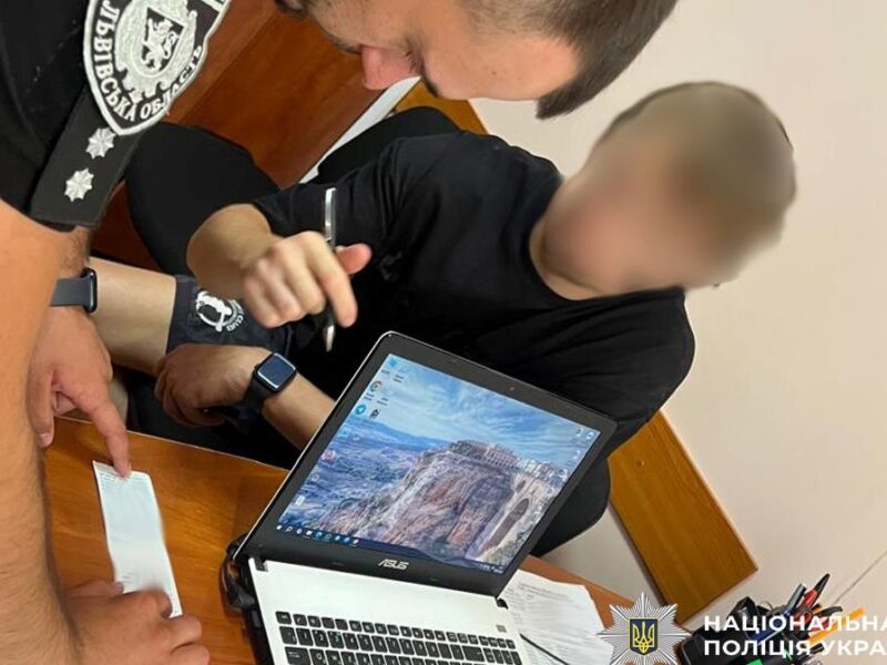 На Львівщині батько вчергове посадив за кермо 8-річну доньку