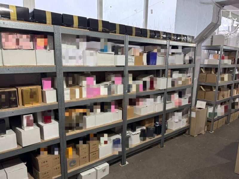 На Полтавщині вилучили тисячі флаконів фейкової парфумерії