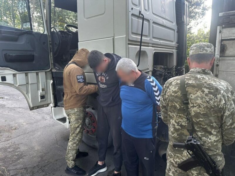 На Рівненщині прикордонники виявили порушника у фурі під ліжком