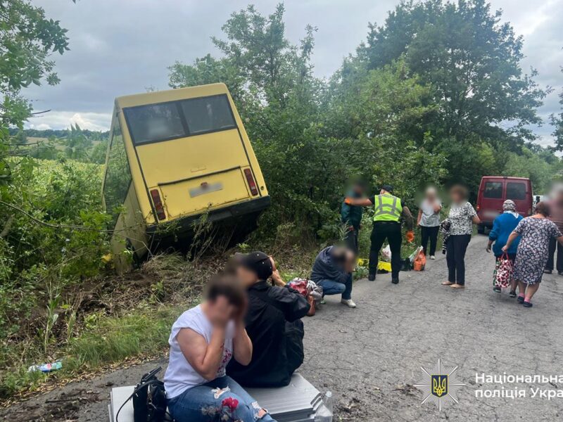 На Вінниччині автобус з пасажирами злетів у кювет