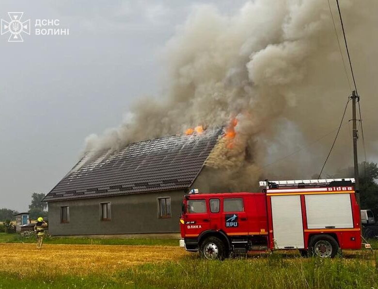На Волині через удар блискавки горів будинок