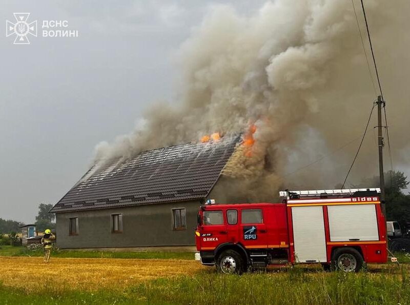 На Волині через удар блискавки горів будинок
