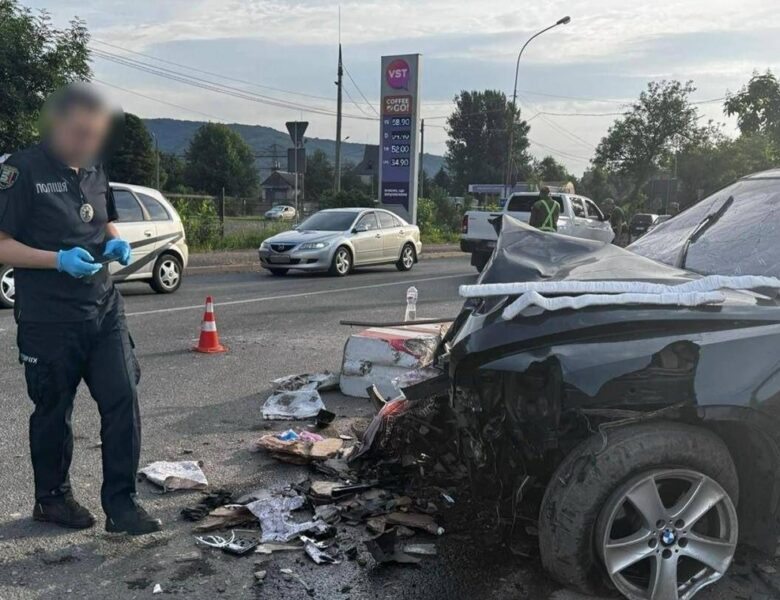 На Закарпатті BMW влетіла в пункт контролю, загинув прикордонник