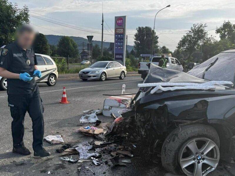 На Закарпатті BMW влетіла в пункт контролю, загинув прикордонник