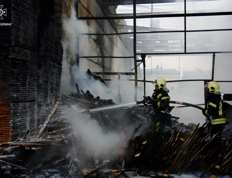 Наймасштабніший обстріл Луцька: рятувальники ліквідували пожежу