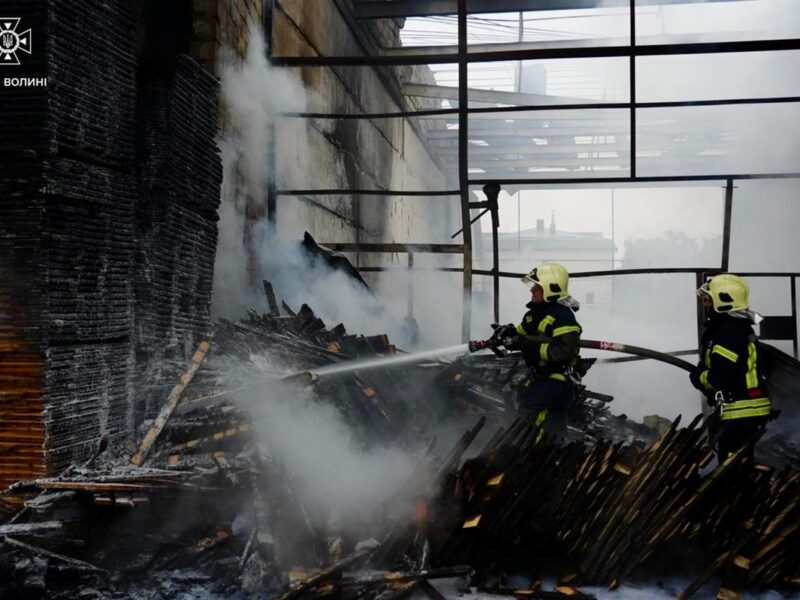 Наймасштабніший обстріл Луцька: рятувальники ліквідували пожежу
