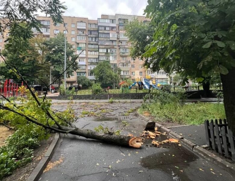 Негода в Києві: підтоплені багато вулиць і станція метро