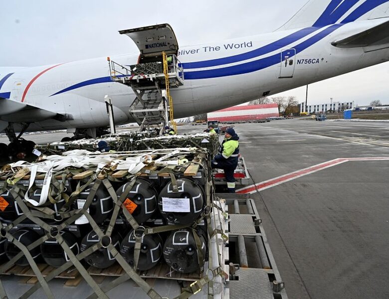 Немає запасів? Чому США призупинили допомогу Києву