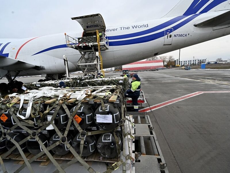 Немає запасів? Чому США призупинили допомогу Києву