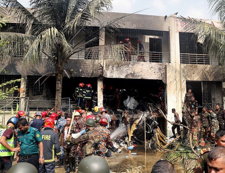 Падіння літака на школу в Бангладеш: десятки загиблих і 100 потерпілих