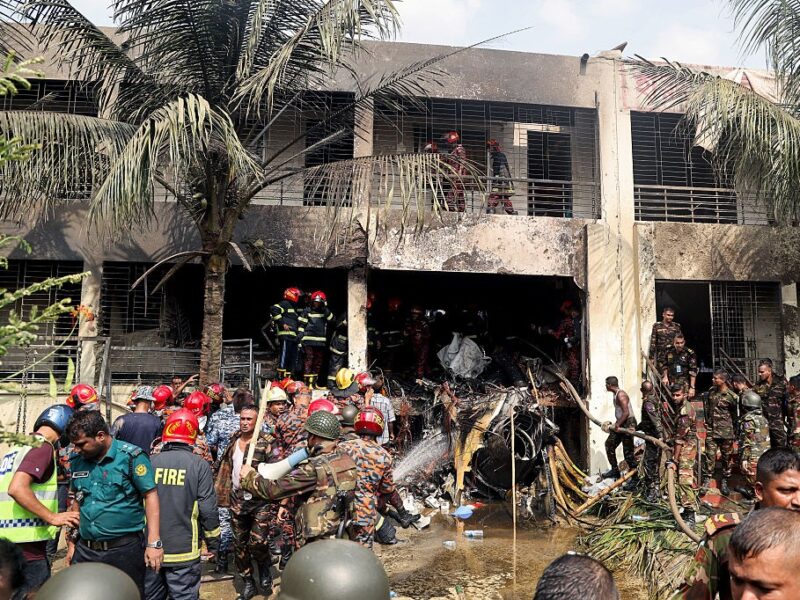 Падіння літака на школу в Бангладеш: десятки загиблих і 100 потерпілих