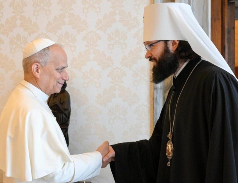 Папа Римський вперше зустрівся з російським митрополитом
