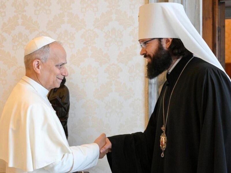 Папа Римський вперше зустрівся з російським митрополитом