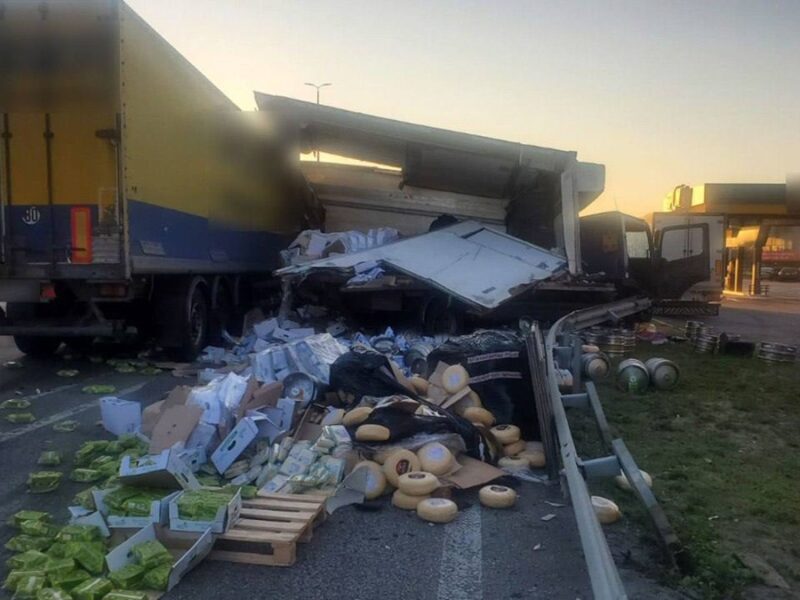 Під Києвом сталась ДТП за участі двох вантажівок: утворився затор