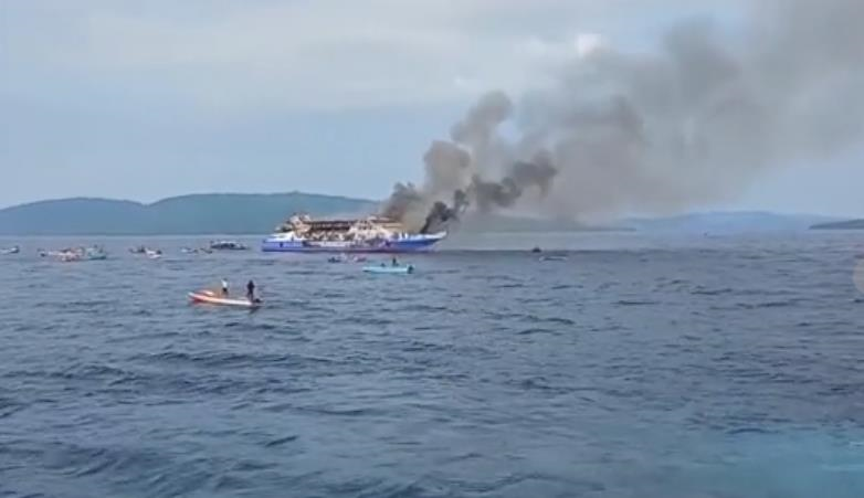 Поблизу Індонезії горів пором з людьми, є загиблі