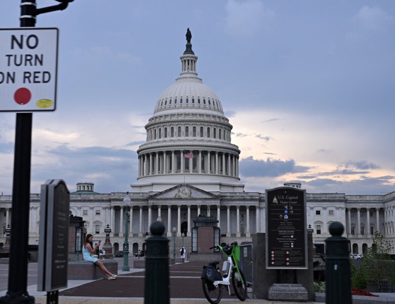 Поблизу Конгресу США затримали чоловіка з луком і стрілами