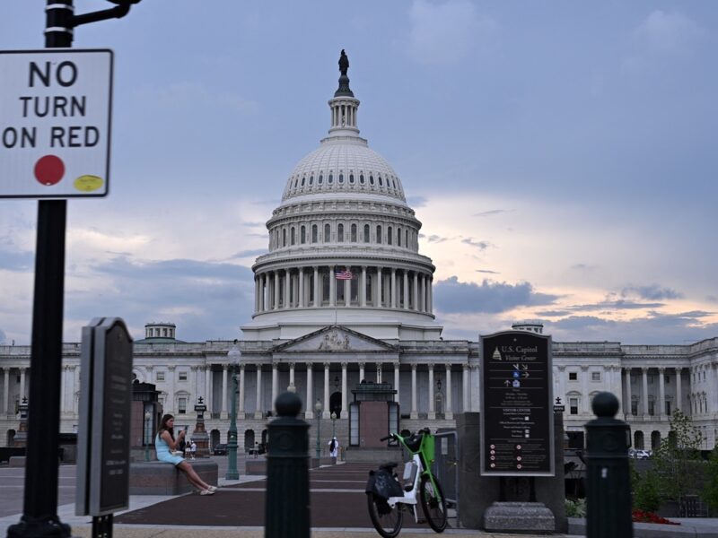 Поблизу Конгресу США затримали чоловіка з луком і стрілами