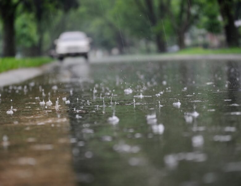 Помірні дощі, подекуди грози – погода на вихідні