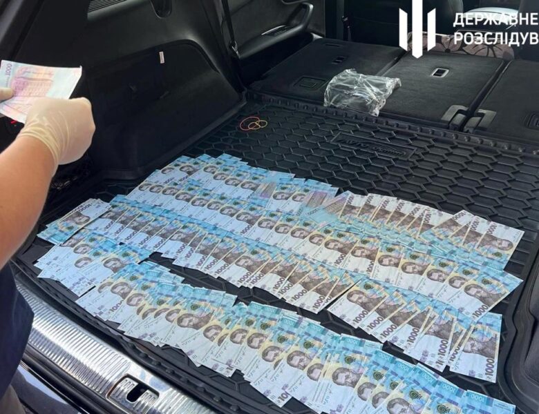 Посадовця податкової на Хмельниччині зловили на хабарі