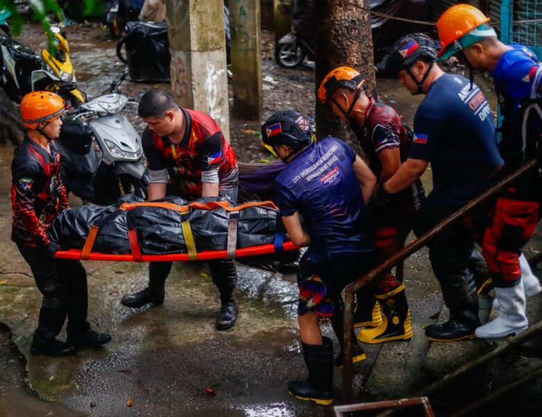 Потужні зливи в Китаї: кількість загиблих перевищила 60 осіб