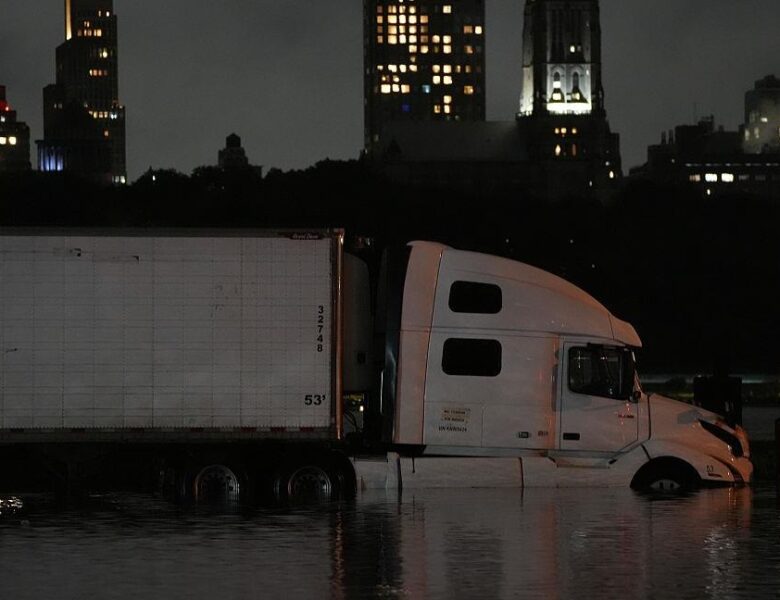 Повінь у Нью-Йорку: затоплені метро та дороги