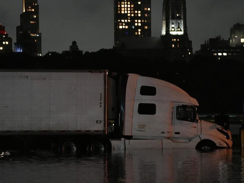 Повінь у Нью-Йорку: затоплені метро та дороги