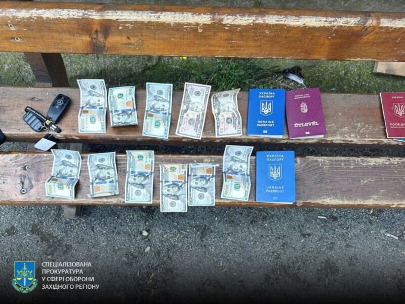 Прикордонник відмовився від хабаря у 320 тисяч, викривши ухилянтів