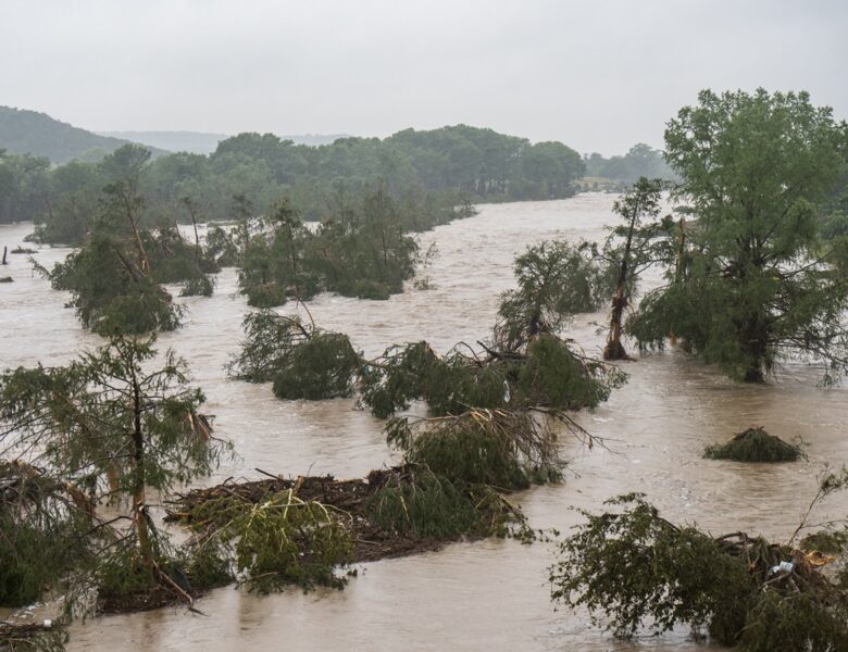 Раптова повінь у Техасі накрила дитячий табір: є жертви