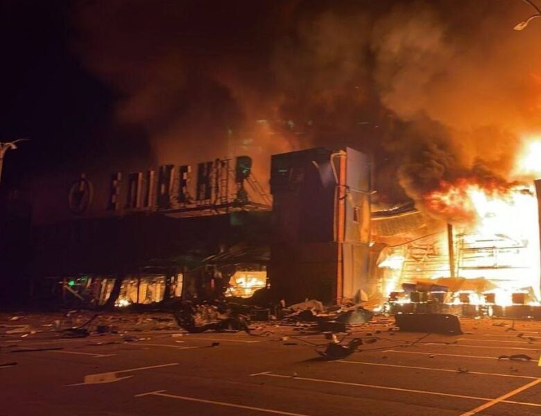 РФ ракетами атакувала Кам’янське: горить Епіцентр