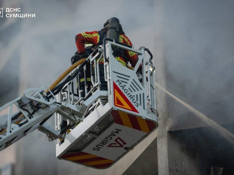 Росіяни атакували адміністративну будівлю в Сумах