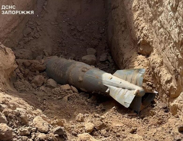 Росіяни скинули бомбу на пам’ятник льотчику на Запоріжжі – соцмережі