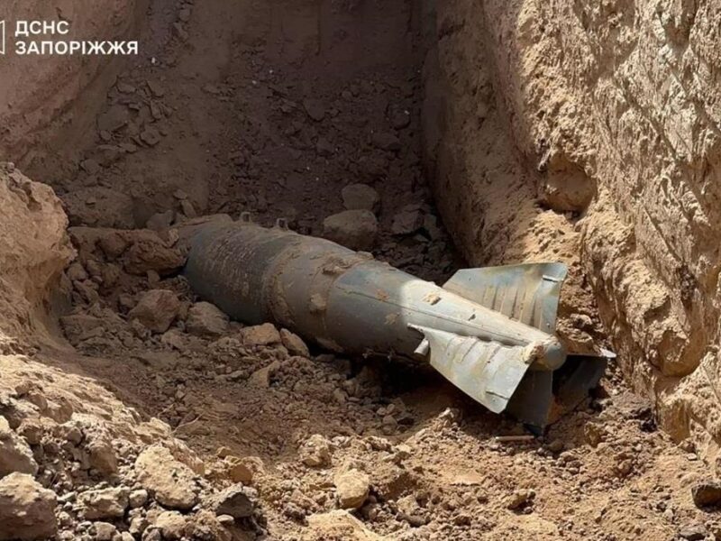 Росіяни скинули бомбу на пам’ятник льотчику на Запоріжжі – соцмережі