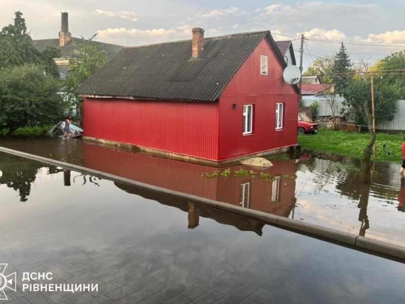 Рятувальники ліквідують наслідки негоди в п’яти областях