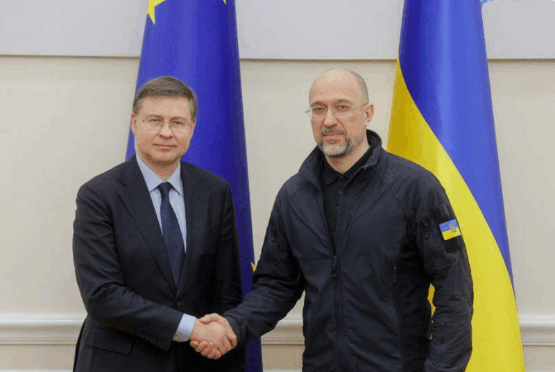 Шмигаль провів розмову з комісаром ЄС