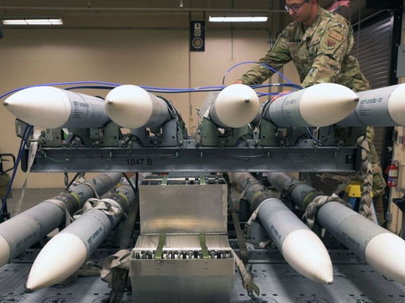 США знову зупинили допомогу Україні: що далі