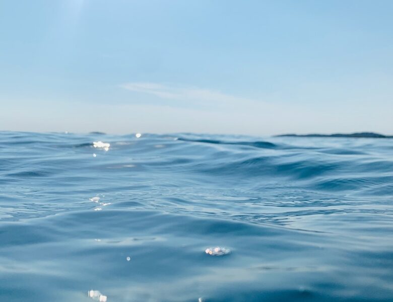 Трьох підлітків на матраці віднесло в море в Одесі