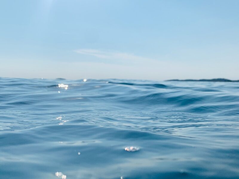 Трьох підлітків на матраці віднесло в море в Одесі